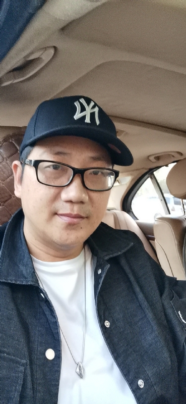 拥抱幸福的第一张照片--闽南相亲网