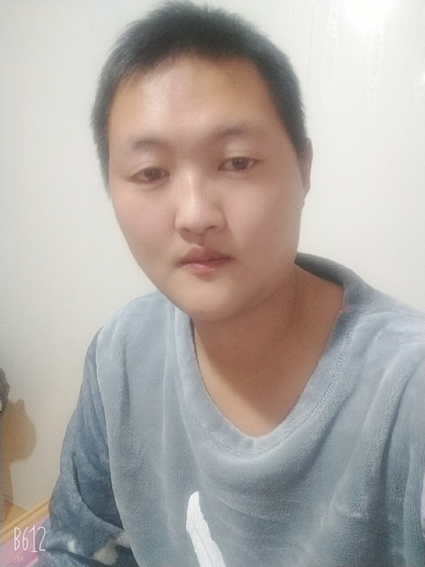 烟圈里透着伤的第一张照片--闽南相亲网